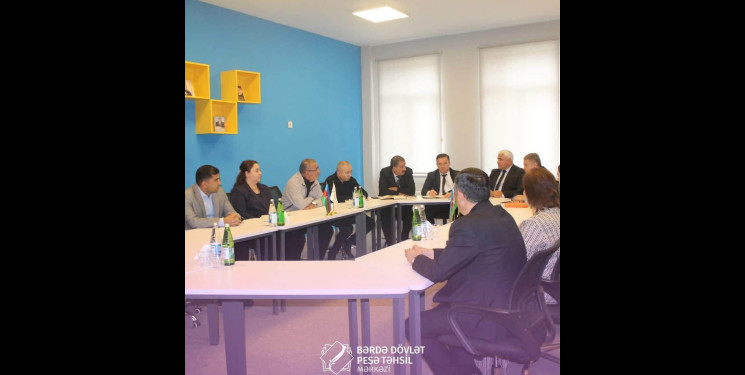 Bərdə Dövlət Peşə Təhsil Mərkəzində "Böyük Qayıdışa dair I Dövlət Proqramı"nın icrası çərçivəsində qısamüddətli peşə təlimlərində iştirak edən keçmiş məcburi köçkünlərə sertifikatlar təqdim edilib